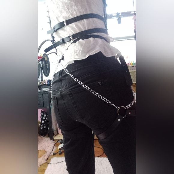 Black vegan leather dbl thigh garter harness w/chain & belt! Bondage - Picture 8 of 16